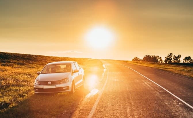 masina autostrada soare